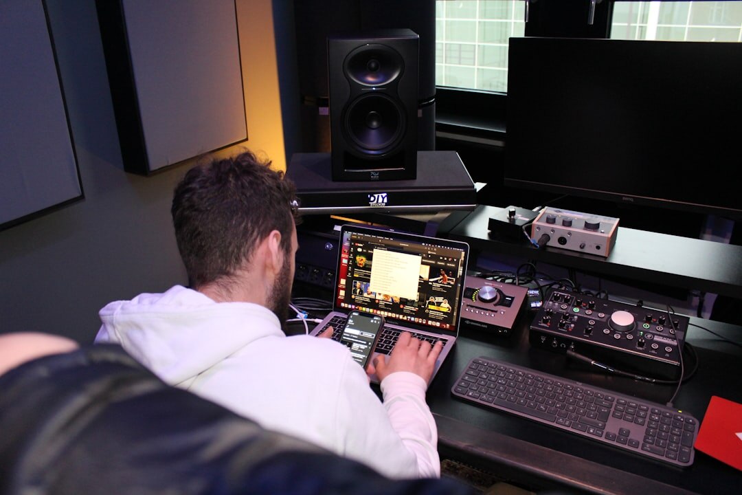 Studio monitor speakers for audio monitoring